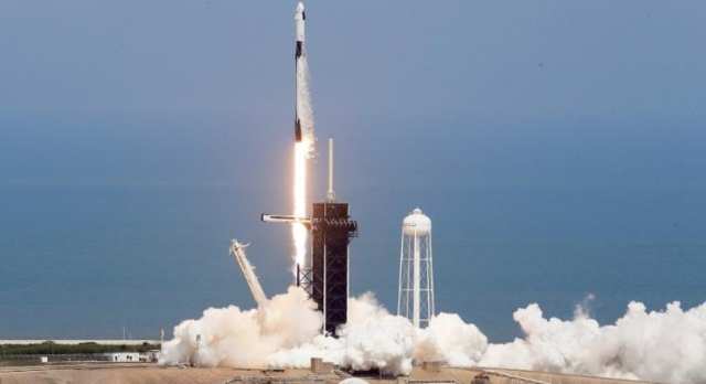 La sonda Crew Dragon di SpaceX di Elon Musk lanciata nello spazio. Evento storico.